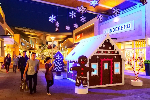 美哭了！　全台最大美式購物村進駐「15米桃色聖誕樹」　整點時「大噴雪」製造浪漫雪景