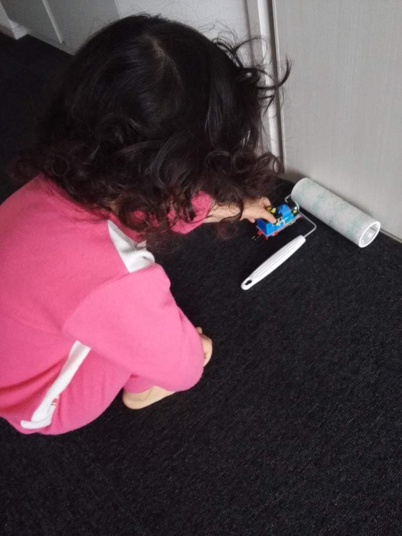 不用花大錢！3歲女兒自製「掃地機器人」　網讚：長大絕對是人才