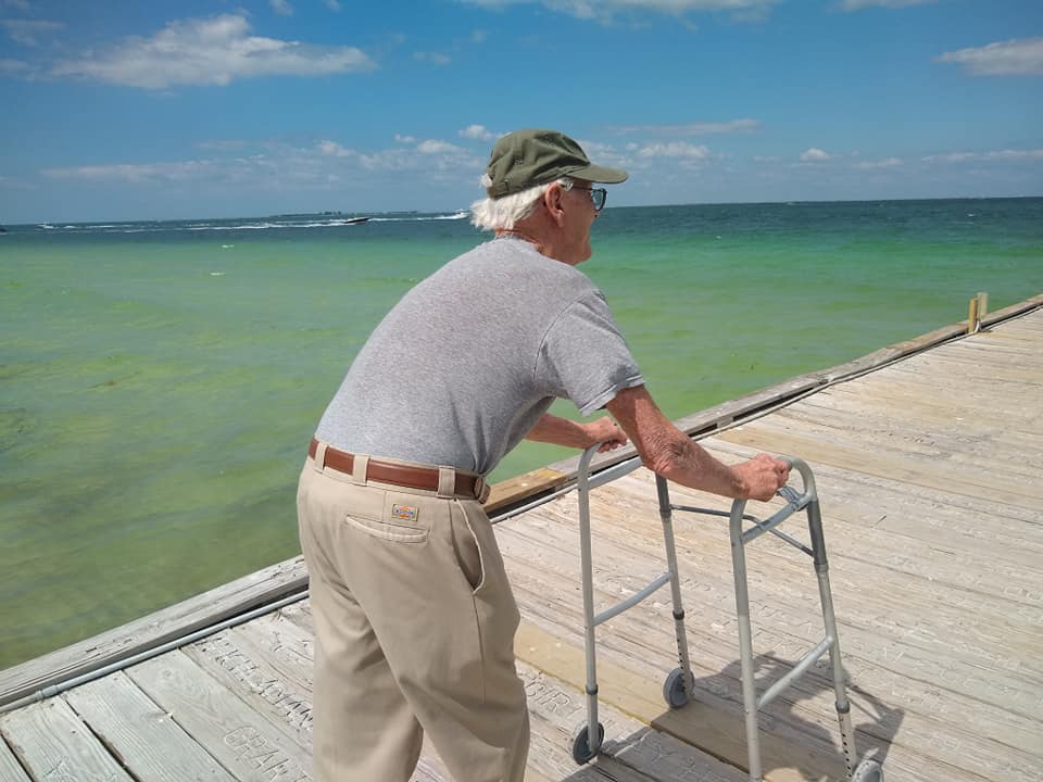 活到93歲才第一次去海邊　阿公興奮玩水慶生「看夕陽背影」讓人超感動