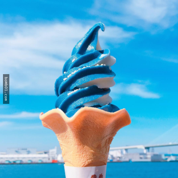 超夯「鯨鯊霜淇淋」讓大家都搶著先打卡PO照片，藍白的漂亮顏色讓大家都被療癒了！
