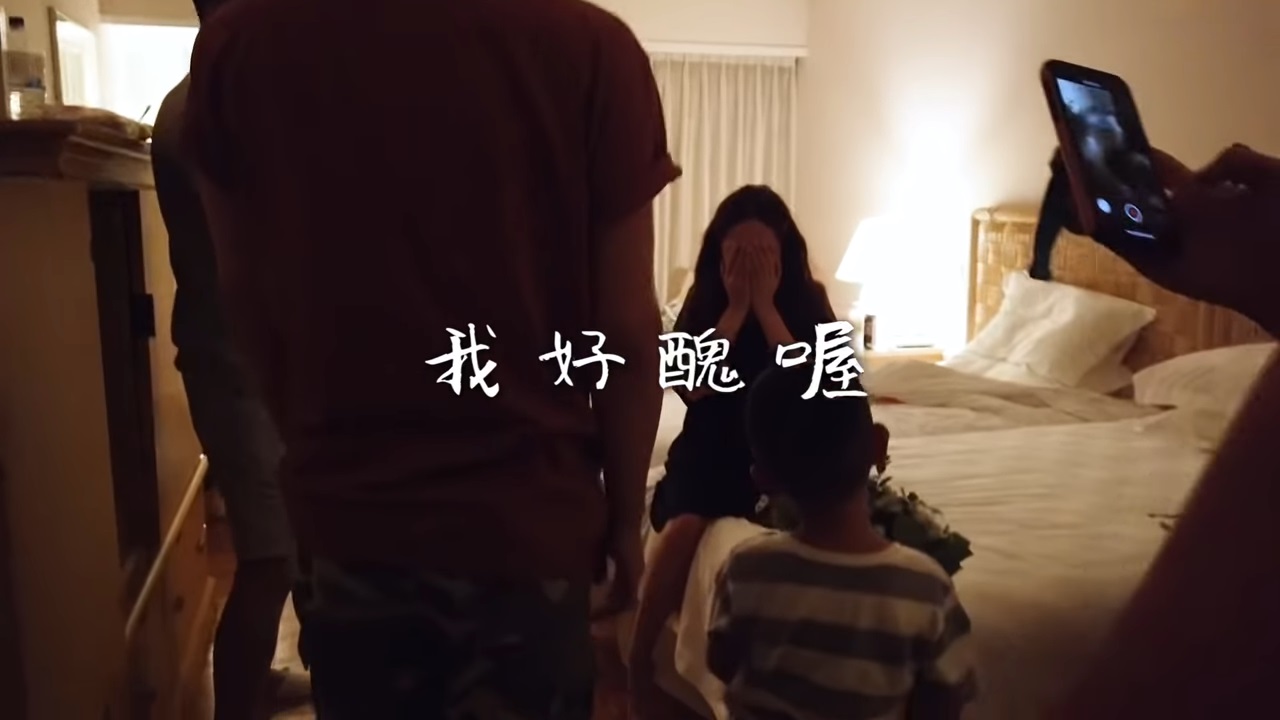 歡慶一周年！楊丞琳首公開「李榮浩求婚畫面」　素顏狂抖「尖叫5分鐘」：我還穿睡衣欸！