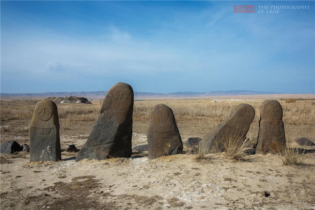神秘「抽象石面人」矗立新疆千年　考古學家也搔頭：到現在不知道是誰