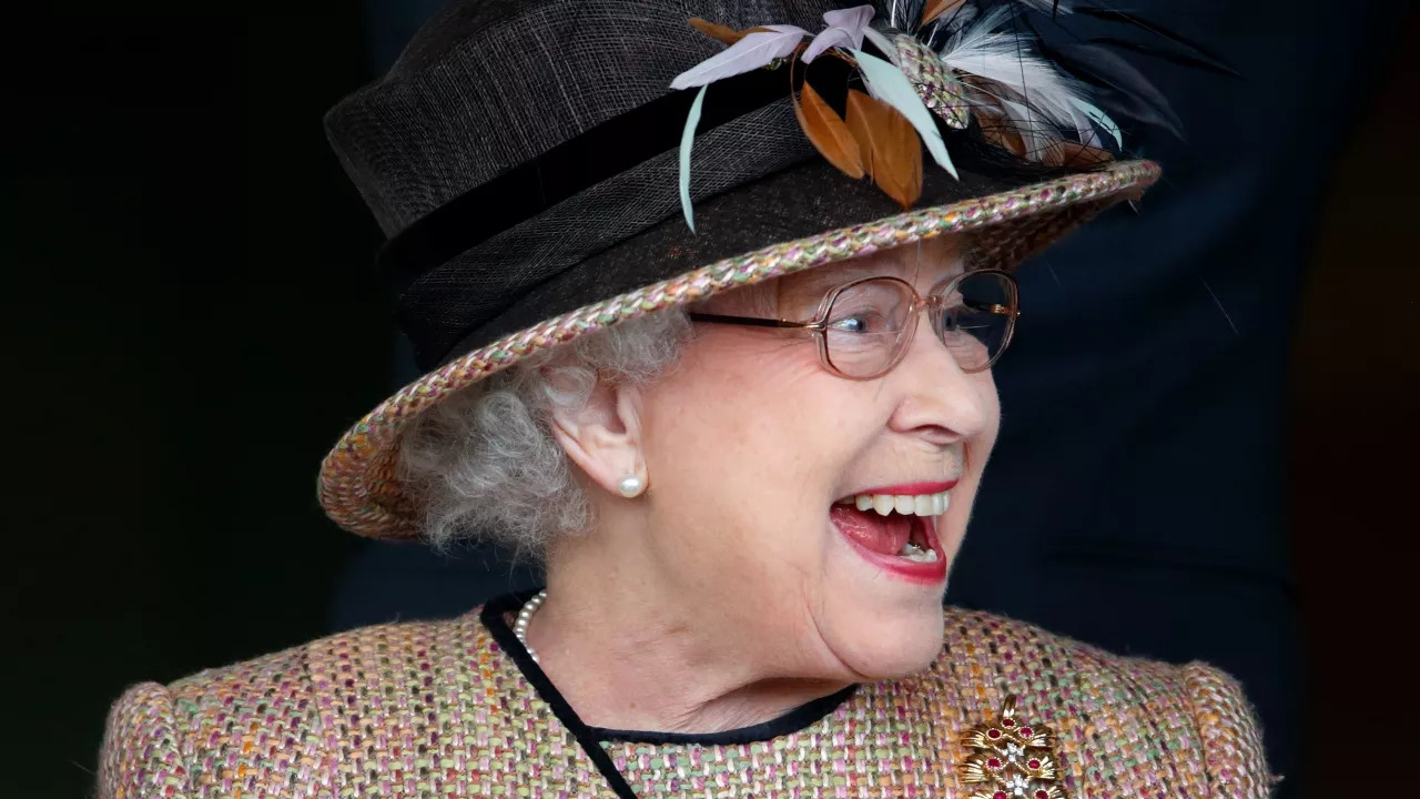 太童趣了吧！英國女王私下惡搞「在找她的遊客」　超幽默回應曝光