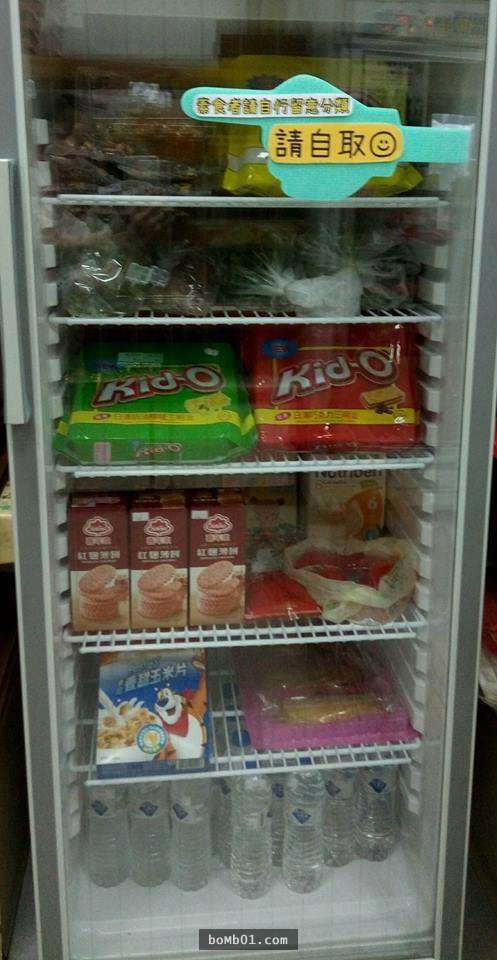 彰化鹿港的「溫暖冰箱」一推出就被愛心人士塞爆，清寒學生在外猶豫許久後終於勇敢走進來拿食物了！
