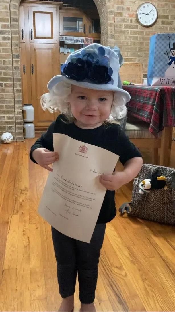 1歲萌娃巧扮英國女王！可愛模樣「獲王室認證」　女王親自回信了