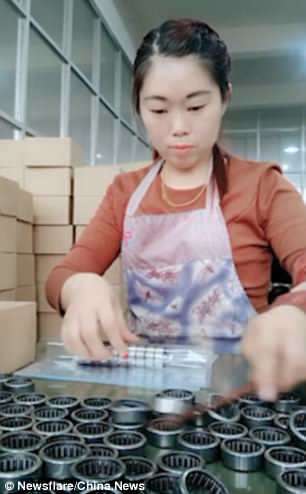 中國女工靠超神左右手「6秒」完成包裝　外國網友傻眼：在這裡會害別人失業