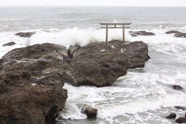 宛如進入另個世界！　日本攝影師在海邊鳥居狂拍數千張　終於拍出「水墨意境」的奇蹟一枚