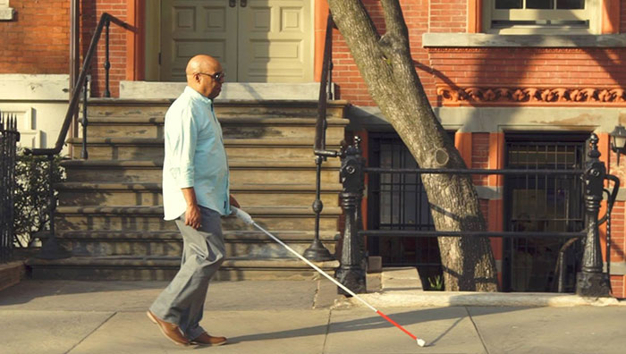 視障工程師發明超強「智慧型拐杖」　輸入目的地就可以順利直達