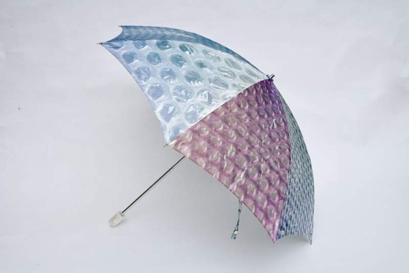 手癢的人最愛！下雨天必備「氣泡紙雨傘」　撐個傘也可以嗶嗶波波♡