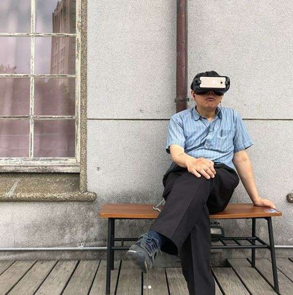 柯P搖頭晃腦玩VR　「歪嘴手軟」癡呆影片網友笑：太ㄎ一ㄤ啦
