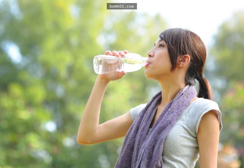 我學日本人「每天空腹喝下一杯水」，一個月後身體居然產生這種變化…