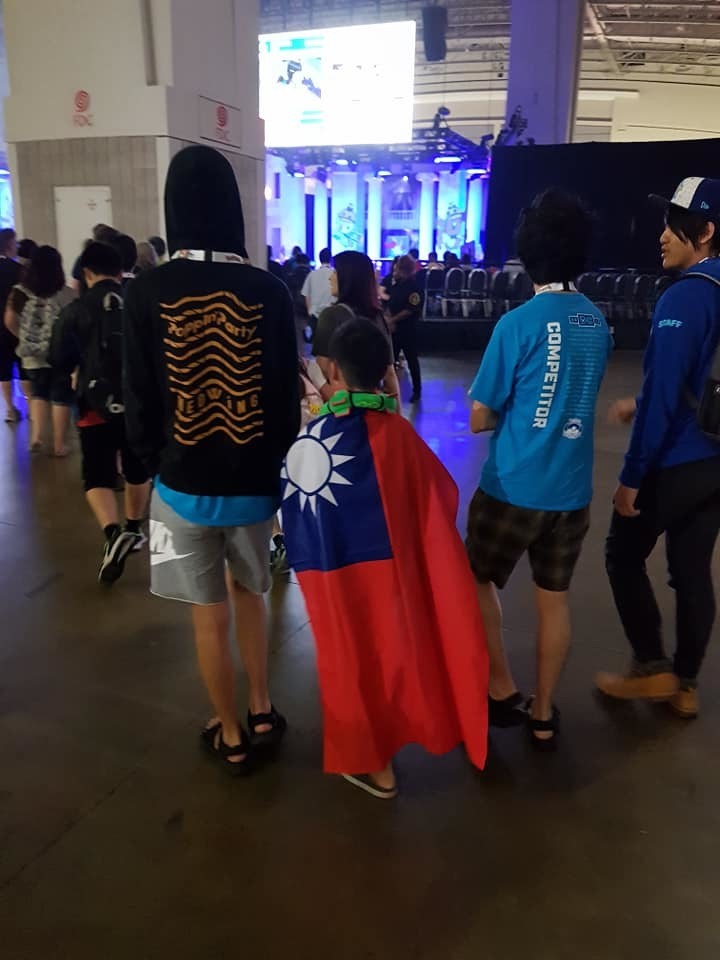 10歲男孩披國旗奪「寶可夢世界大賽獎杯」　台灣史上第一位奪冠玩家