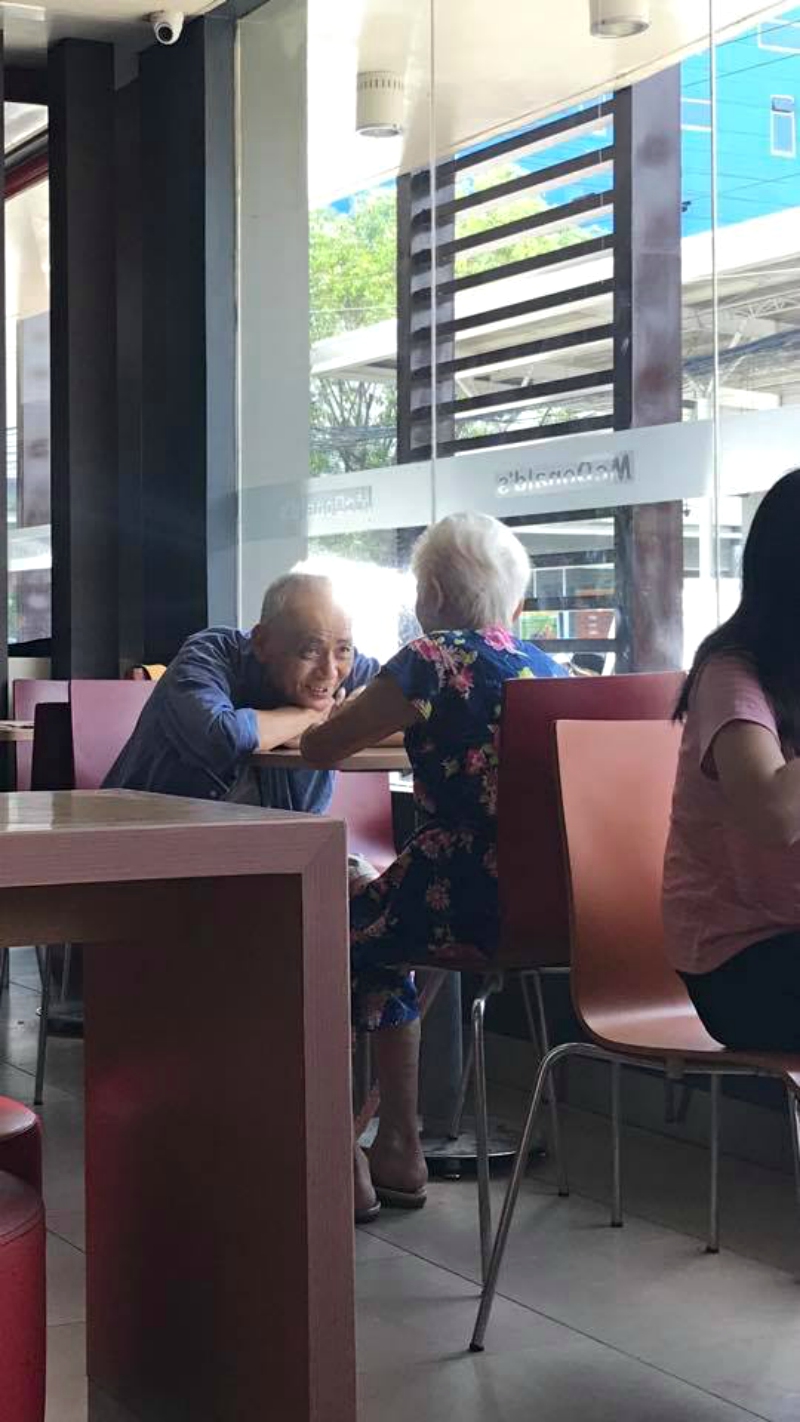 白髮夫妻麥當勞甜約會　爺爺「深情趴望」太過動人：50年後也想要這個眼神