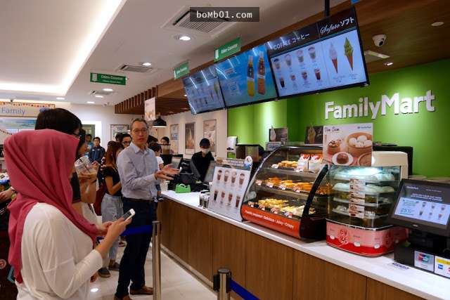 全家進軍馬來西亞店裡的客人多到滿出來，「這味」完全把台灣超商全部都比下去了！