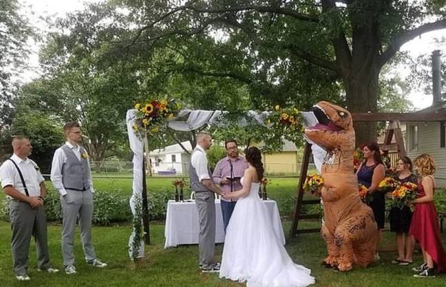 超幽默伴娘「穿恐龍裝」現身婚禮　新娘大笑支持：妳做得很好