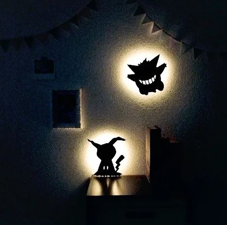 白天是壁掛、晚上是夜燈　「寶可夢造型夜燈」在家也能養發光皮卡丘啦～