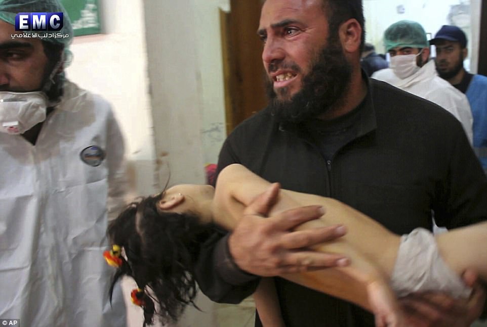 敘利亞爸爸緊緊抱住的雙胞胎已經死去，他們前一秒經歷的可怕化武攻擊連醫生也害怕！