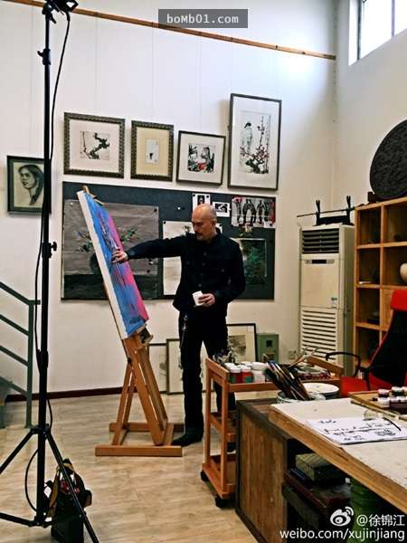 這位香港三級片男星竟然是「畫出700萬畫作」的國畫家，他與老婆「三句話就結婚」的故事更讓網友讚嘆可以拍電影了！