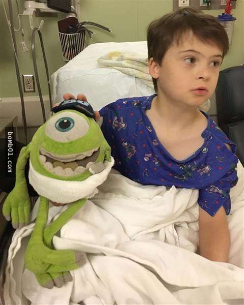 暖男醫師幫男孩動完手術後「也幫他的娃娃動了手術」，當小男孩醒來看到娃娃的樣子眼睛都亮了！