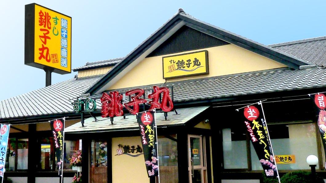 壽司店又遭殃！日本連鎖壽司店「薑罐被丟入菸頭」　緊急宣布「取消迴轉壽司」