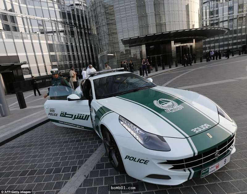 杜拜最新買下的警車每天都在馬路上演《玩命關頭》，這台「神級警車」狂到你不敢相信！