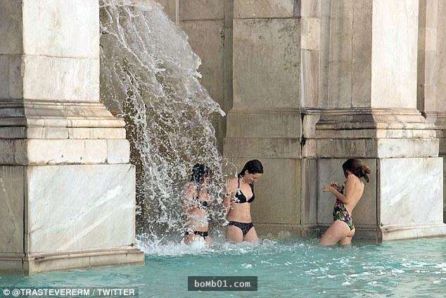 3名比基尼少女覺得太熱於是跳進噴泉戲水，但大家知道噴泉的背景後立馬就飆罵她們很白目！
