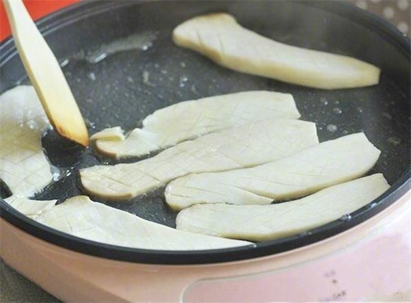 一個平底鍋就能讓你做出零失敗的「香煎杏鮑菇」，吃了一次以後就再也不會想吃肉！