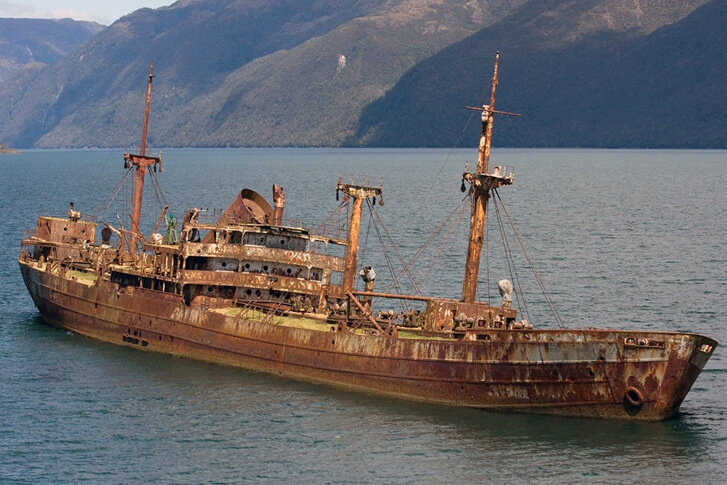 這艘船在可怕的百慕達三角洲失蹤後就完全消失，怎知90年後「它竟然無預警出現在大家的視線」！
