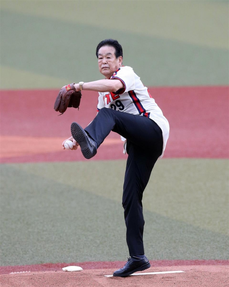 根本給年輕人洗臉！日本70歲阿公「傳說級投手」開球　快到打者看呆忘記揮棒