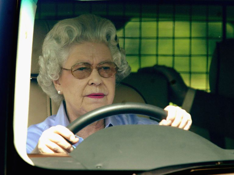 92歲英國女王自駕出遊「保鑣被逼到後座」　一發動車子...副駕凱特笑很僵