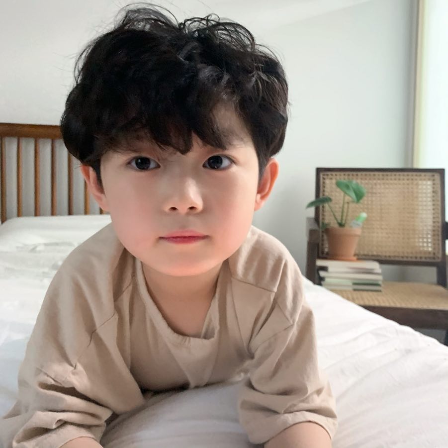 這是天使吧♡ 韓國正太「顏值超標」萌暈姐粉 媽媽也超正「驚艷同框照」:基因太強大!