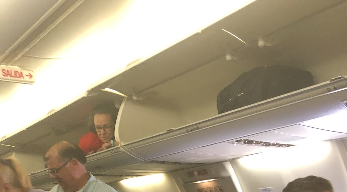 空姐爬進行李架「服務10分鐘」　乘客滿頭問號：我到底看了什麼啊
