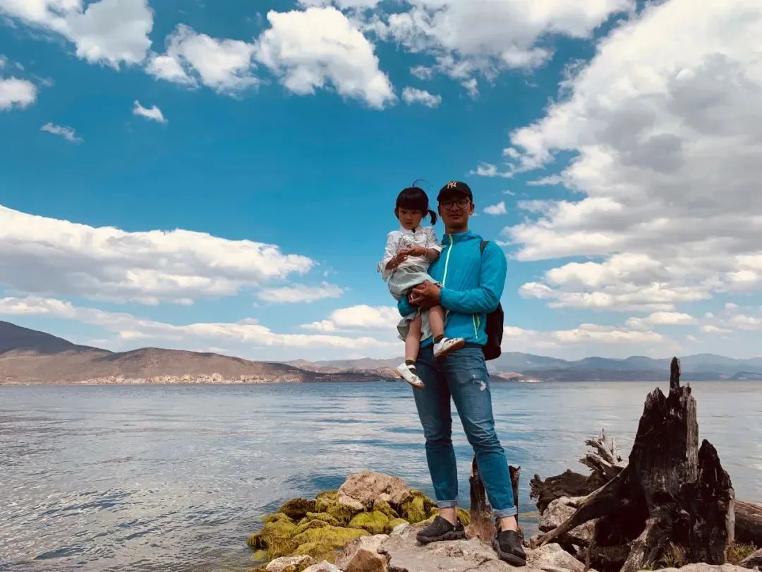 71天騎滿4139公里！爸帶4歲女兒「一路到西藏」　成最難忘生日禮物：希望爸爸每天陪我❤