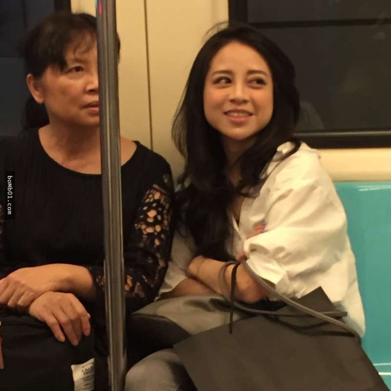 捷運裡被偷拍到的「臭臉正妹」竟然有露齒微笑照片，最新神到的照片讓大家都暴動！