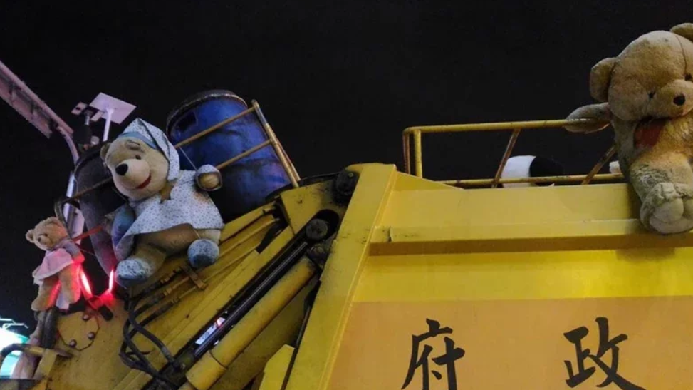 日本街頭垃圾車上「為何掛娃娃」？　清潔人員回答秒中淚點：原來台灣也看得到～