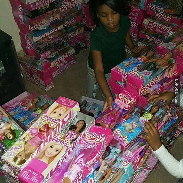 9歲小女孩「擁有超過1000個芭比娃娃」大家都覺得她被寵壞，但是當她說出的願望時大家都噴淚了！