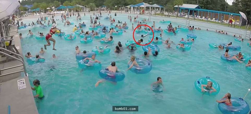 小男孩溺水沒半個人發現　唯獨救生員可以在3秒內跳水救人