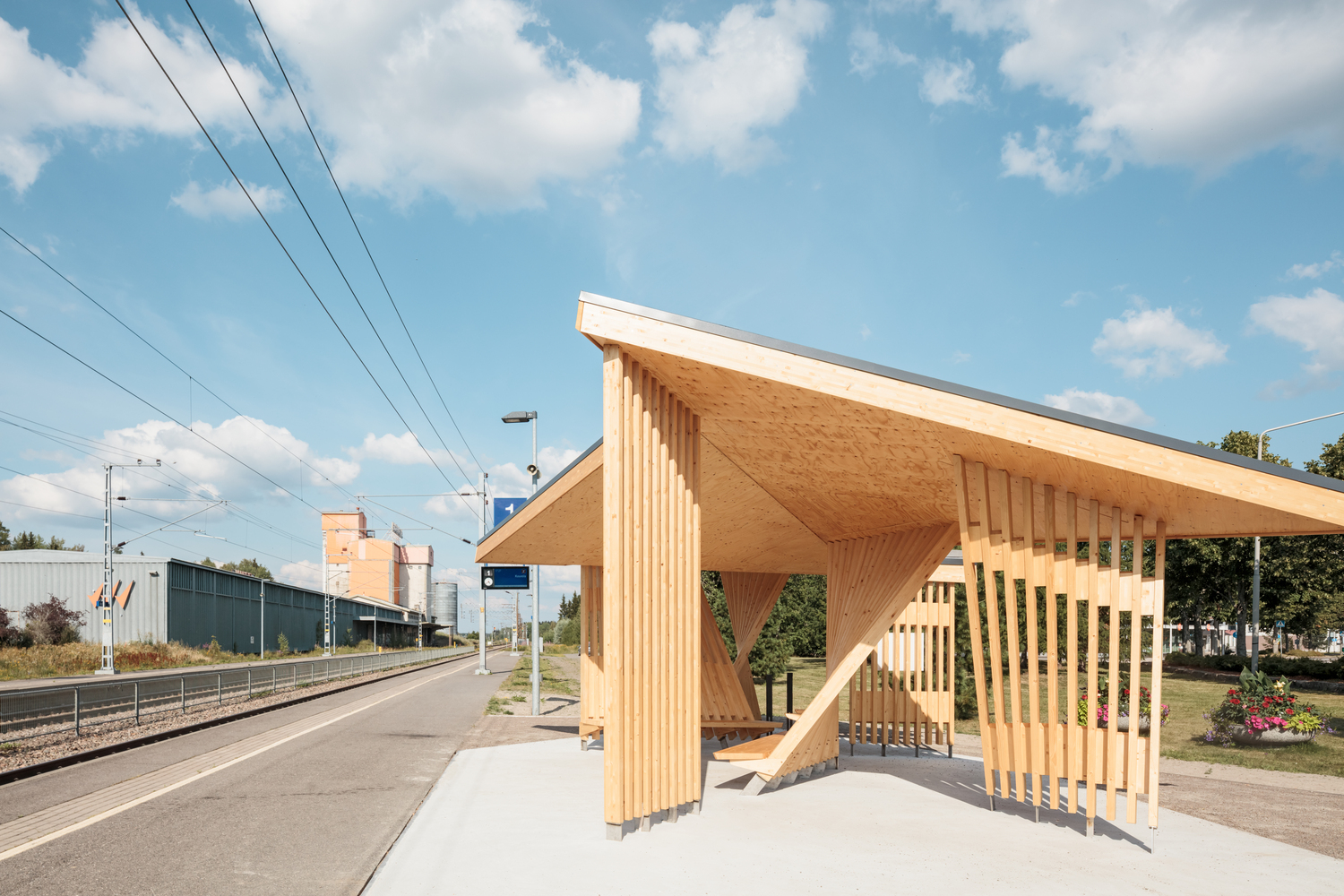 全球10國17位學生共同完成！　刷新印象的「木頭火車站」美到太不真實了
