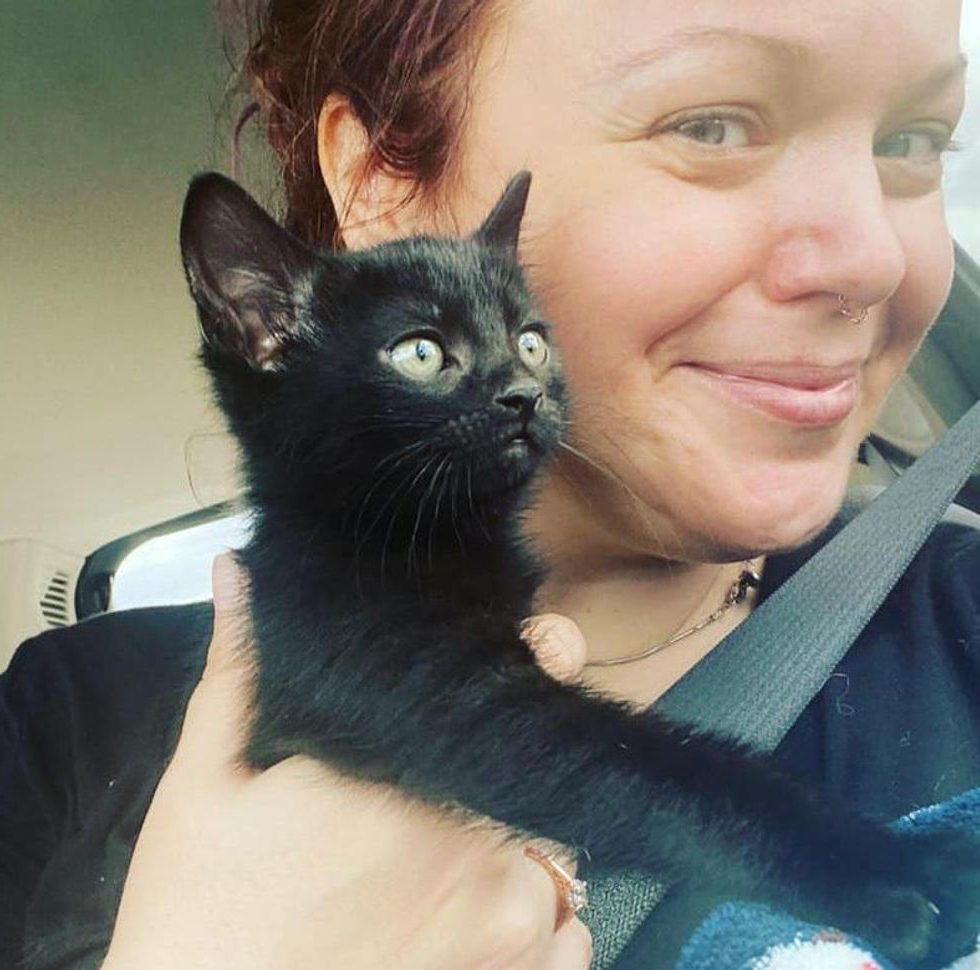 她收養小黑喵！6個月後重返收容所　帶走「沒人要貓媽」：牠們要在一起❤️