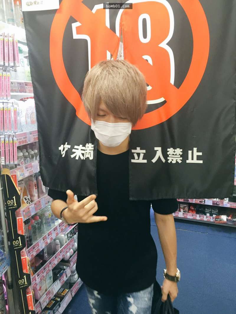 這位「日本東大校草」拍照總是會遮住嘴巴讓人超好奇他長相，但當他脫下口罩後所有人都一臉驚訝…