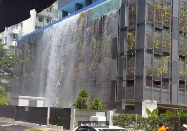 新加坡豪宅的無邊際泳池玻璃突然爆裂，當大家看到「整層樓都變成瀑布」時全身都呆住了！