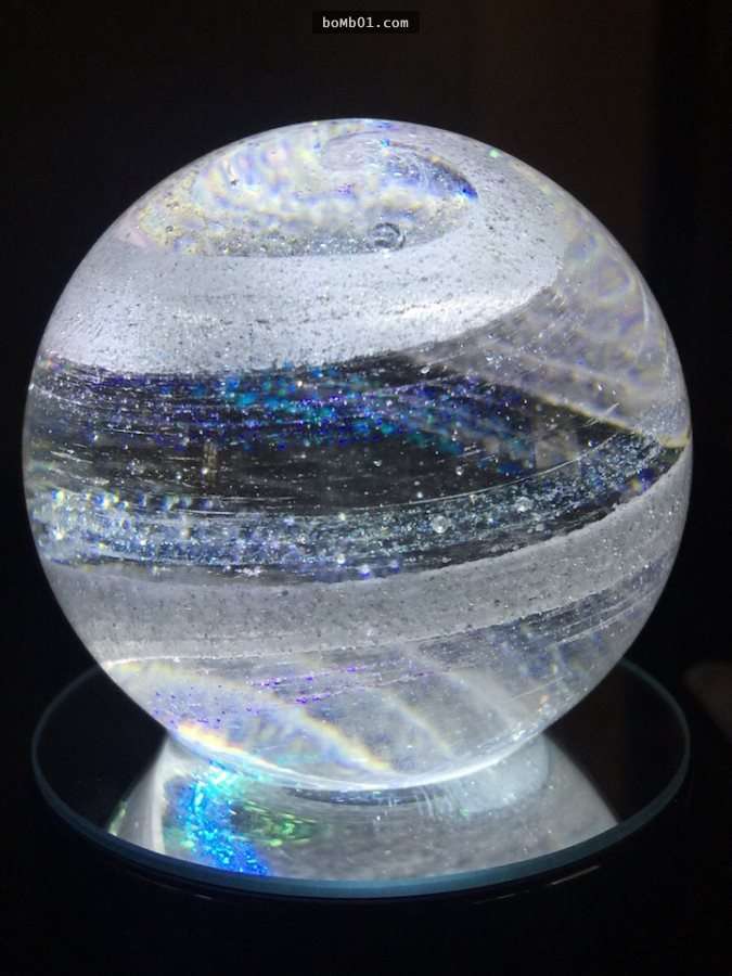 這些水晶玻璃球其實就是新流行的「另類棺木」，當骨灰放進去後…誰也沒想到會出現這麼美的藝術品！