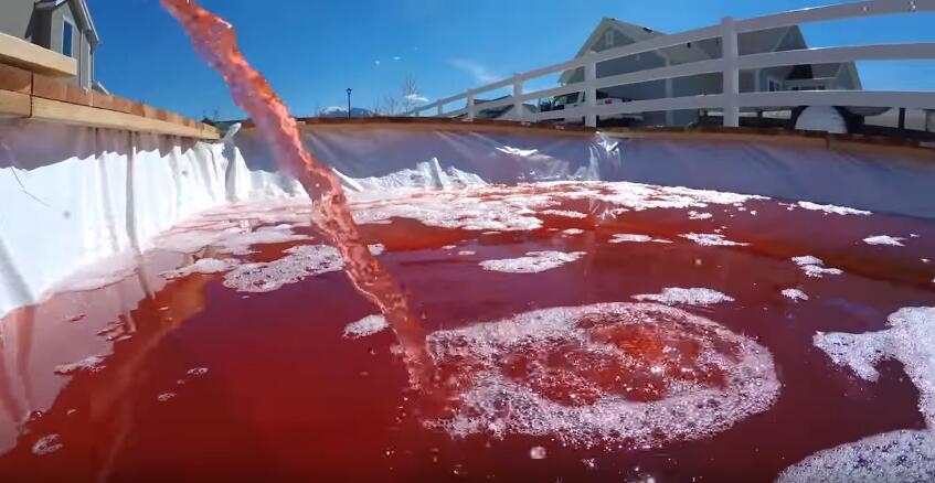 網紅打造世界最大「15噸果凍池」　孩子跳下去發現「Q彈樂園」全瘋了！