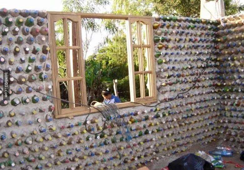 他回收8000多個塑膠瓶後竟拿來蓋房子，原以為他胡鬧的人最後都呆愣地望著眼前的房子…