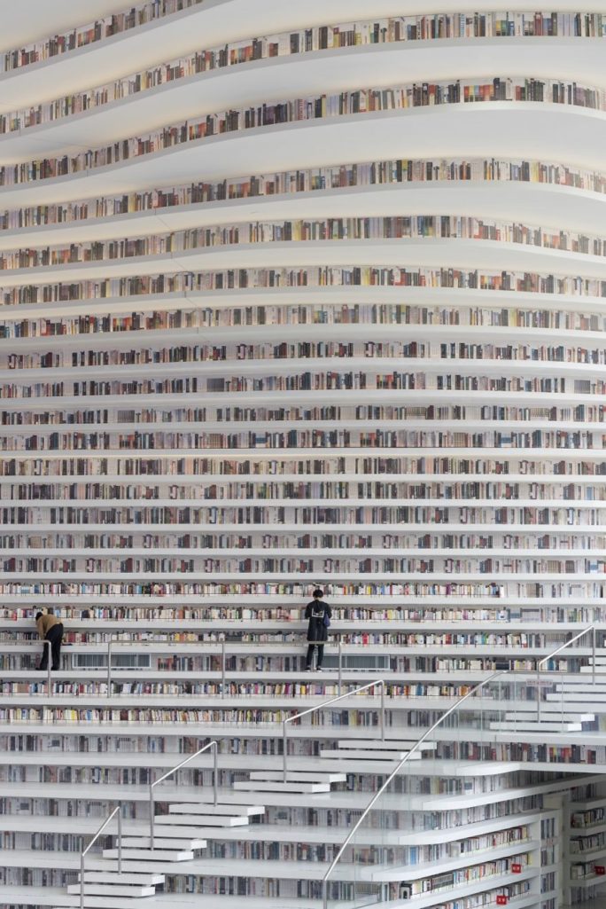 沒有比這個更美的圖書館了！超夢幻的內部空間彷彿到了另一個世界，中間的「球體」秒抓住大家的目光！