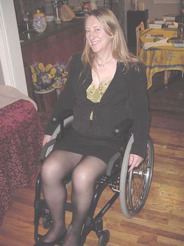 這位女子全身健康卻「一直假裝是殘廢」，嫉妒路上的殘障人士…下半身癱瘓是她的夢想！