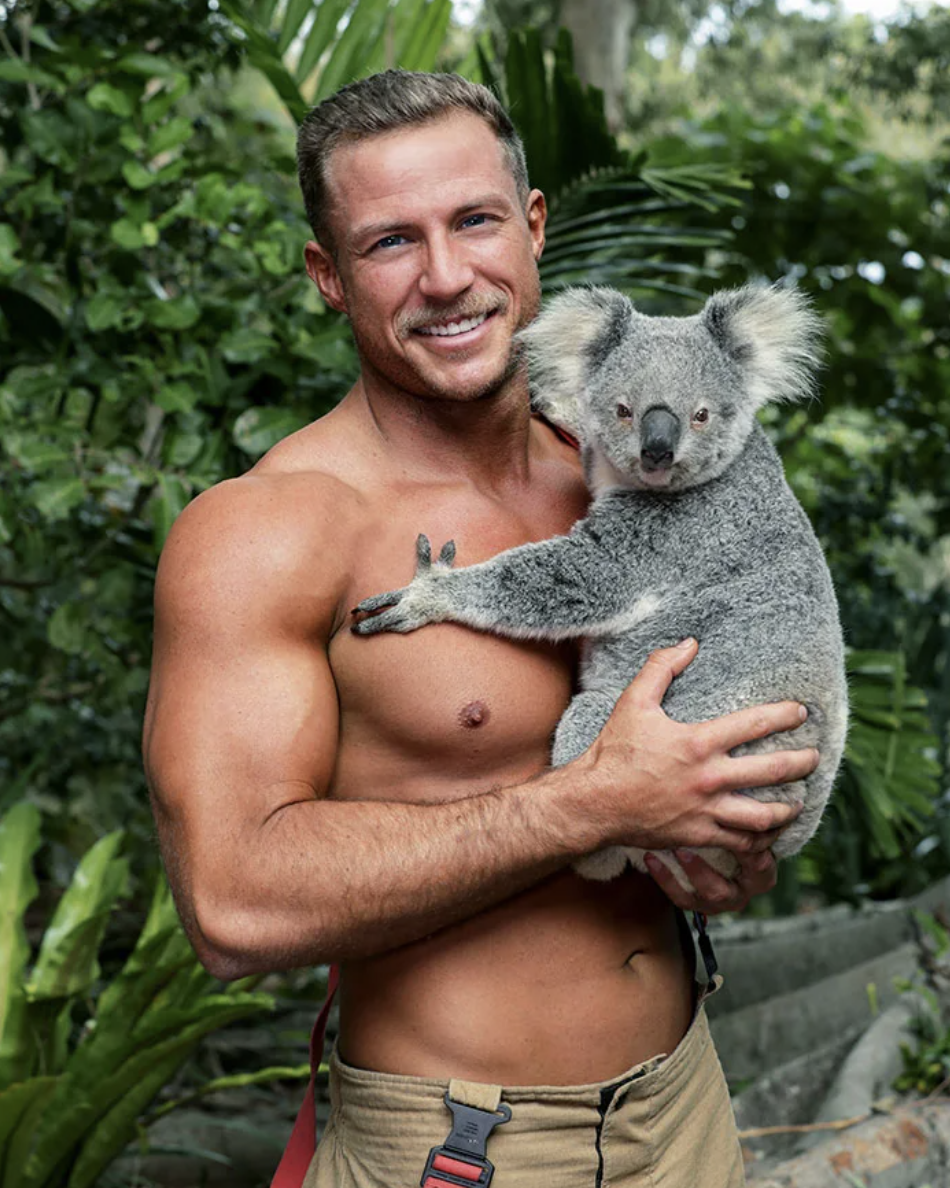 愛動物又有腹肌！2022年澳洲「消防猛男月曆」登場　高顏值+可愛動物有夠養眼！