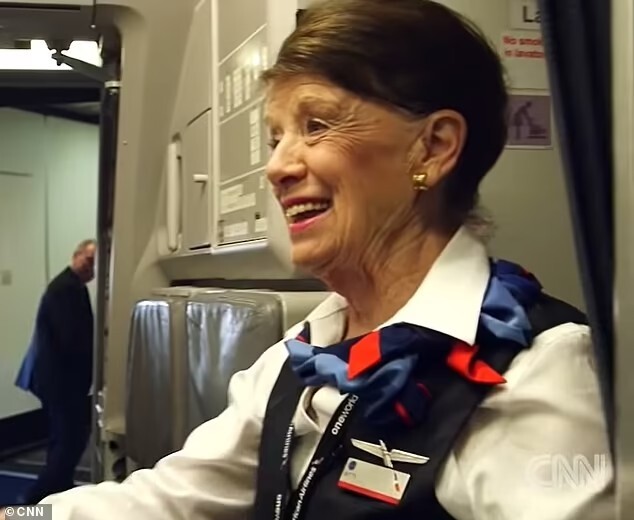 全球之最！美86歲空姐「服務滿65年」不退休　最初機票還是手寫的