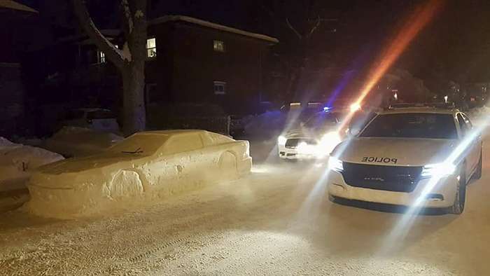 他在路邊用雪堆了一台車　警察來到跟著鬧「開罰單」幽了大家一默