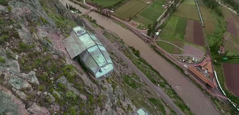 挑戰世界最險122公尺高「懸崖旅館」　一望外面景色一切都值了